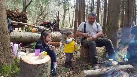 TOUTE LA FAMILLE DANS LES BOIS